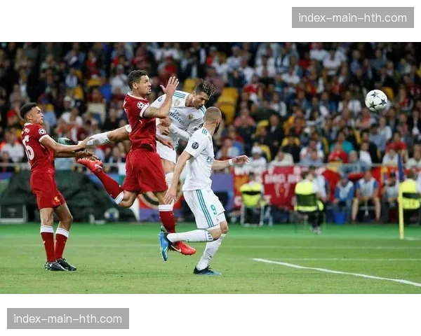 现场花絮：马德里德比，伯纳乌南看台巨型Tifo致敬已故传奇亨托