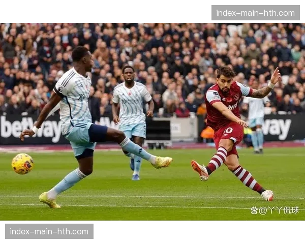 场内镜头：西汉姆联球迷展示巨型TIFO致敬即将离任的主帅莫耶斯