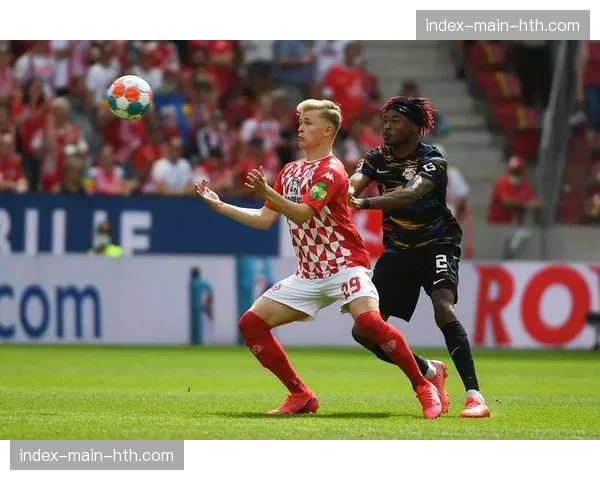 转播镜头捕捉到场边争执，美因茨主帅被出示黄牌警告