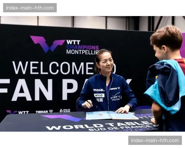 花絮:蒙彼利埃小球迷冲入场内拥抱偶像,安保人员温和带离 花絮:蒙彼利埃小球迷冲入场内拥抱偶像,安保人员温和带离